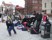 HJ vntar p bussen till Lundby Strand